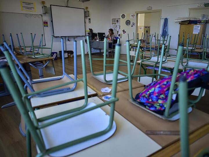 Ein Leeres Klassenzimmer mit hochgestellten Stühlen ist zu sehen. Foto: Alvaro Barrientos/AP/dpa/Archivbild