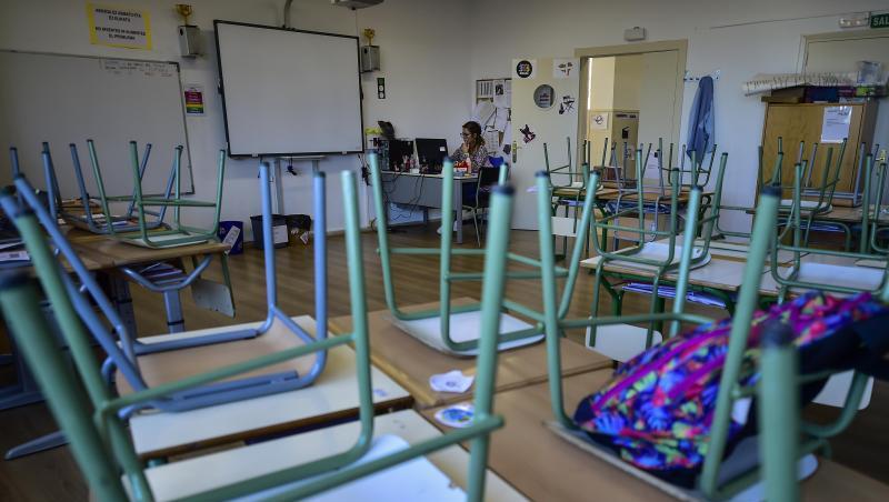 Ein Leeres Klassenzimmer mit hochgestellten Stühlen ist zu sehen. Foto: Alvaro Barrientos/AP/dpa/Archivbild Ein Leeres Klassenzimmer mit hochgestellten Stühlen ist zu sehen. Foto: Alvaro Barrientos/AP/dpa/Archivbild