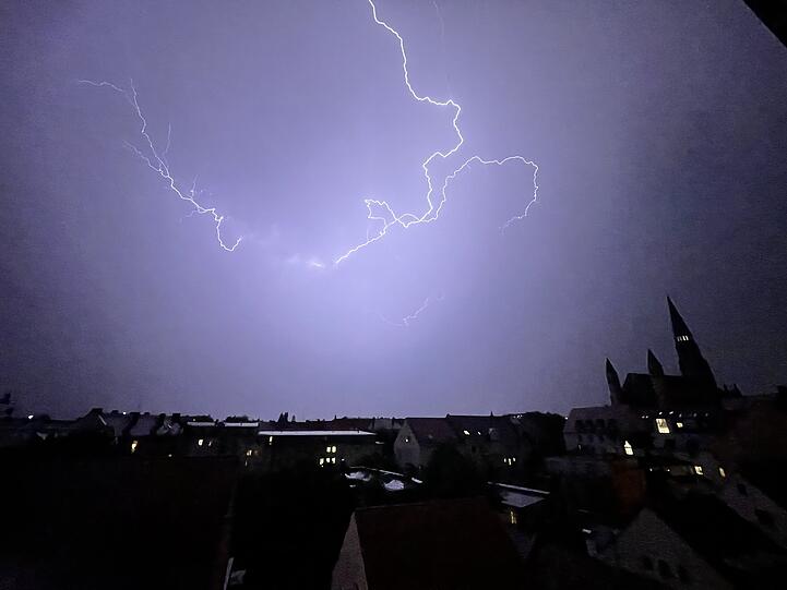 München blieb von schweren Schäden verschont. Spektakulär war das Gewitter aber auch - hier Bilder aus der Kirchenstraße in Haidhausen mit Blick in Richtung Süden.