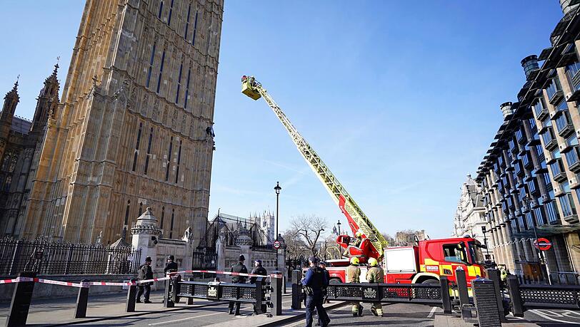 Großeinsatz in London: Ein Mann ist auf den Turm mit der Glocke Big Ben geklettert.