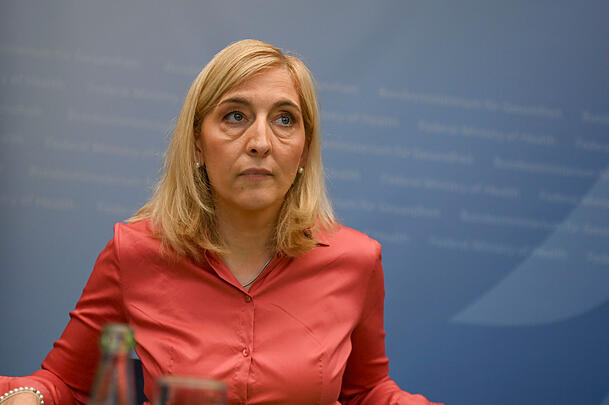 Nina Warken (CDU) ist die Bundesministerin für Gesundheit. Sie wies die Vorwürfe zurück, dass sie Jens Spahn (CDU) schützen wollte. Nina Warken (CDU) ist die Bundesministerin für Gesundheit. Sie wies die Vorwürfe zurück, dass sie Jens Spahn (CDU) schützen wollte.