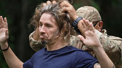 Gil Ofarim wird beim Dschungelcamp-Einzug auf Schmuggel-Ware abgetastet