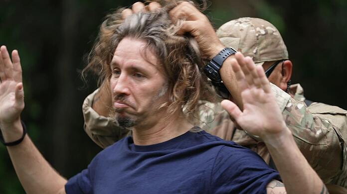 Gil Ofarim wird beim Dschungelcamp-Einzug auf Schmuggel-Ware abgetastet