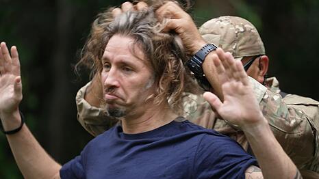 Gil Ofarim wird beim Dschungelcamp-Einzug auf Schmuggel-Ware abgetastet