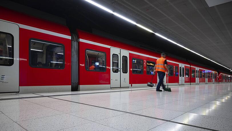 Nachts sind im Hauptbahnho viele Bahnmitarbeiter im Einsatz. Viele von ihnen reinigen die Bahnsteige.