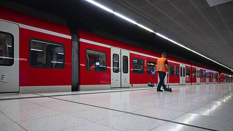 Nachts sind im Hauptbahnho viele Bahnmitarbeiter im Einsatz. Viele von ihnen reinigen die Bahnsteige.