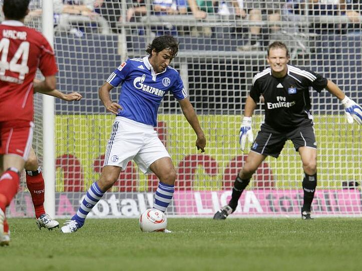 "Ich bin begeistert": Paul Breitner freut sich, dass Superstars wie Raul den Weg in die Bundesliga finden.