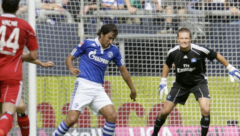 "Ich bin begeistert": Paul Breitner freut sich, dass Superstars wie Raul den Weg in die Bundesliga finden. "Ich bin begeistert": Paul Breitner freut sich, dass Superstars wie Raul den Weg in die Bundesliga finden.