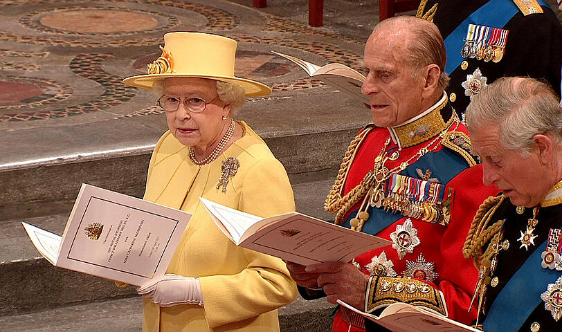 Auch die Queen und Prinz Philip singen in der Kirche.