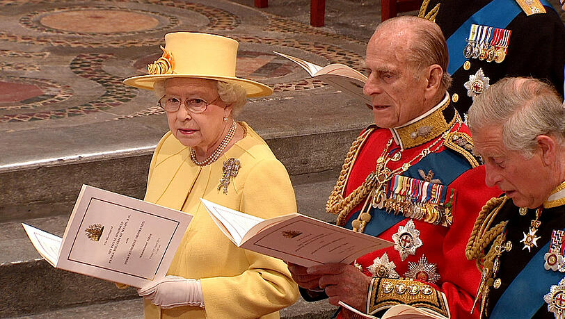 Auch die Queen und Prinz Philip singen in der Kirche. Auch die Queen und Prinz Philip singen in der Kirche.
