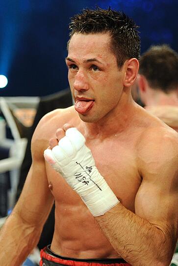 Boxweltmeister Felix Sturm (l) verteidigte erfolgreich seinen Titel gegen den irischen Herausforderer Matthew Macklin. Die Bilder vom Kampf.