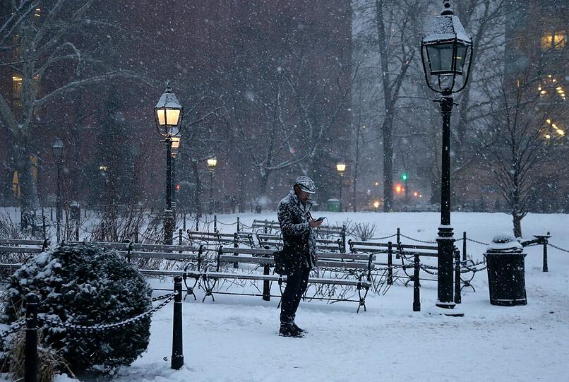 New York in der Kälte-Zange: Blizzard "Juno" hat den Big Apple voll im Griff. Die Bilder vom Schneesturm in der City.