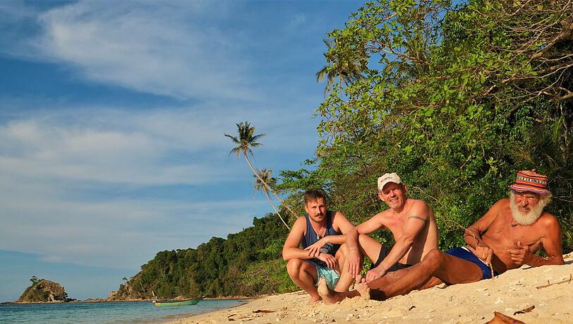Quarantäne am Traumstrand: Gangerl Clemens (r.), Günther Englert (54, M.) und Rainier Ramisch (34). Quarantäne am Traumstrand: Gangerl Clemens (r.), Günther Englert (54, M.) und Rainier Ramisch (34).