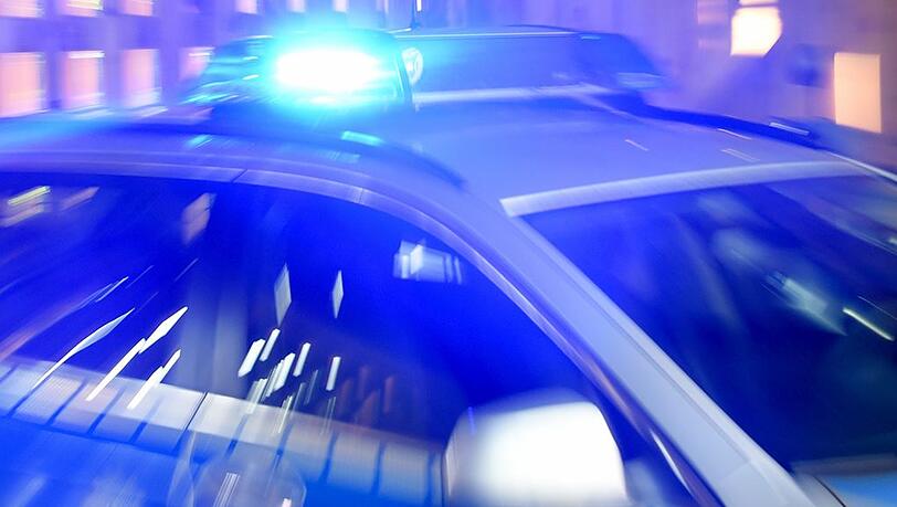 Nach dem Raubüberfall sucht die Polizei nun Zeugen. (Symbolbild) Nach dem Raubüberfall sucht die Polizei nun Zeugen. (Symbolbild)