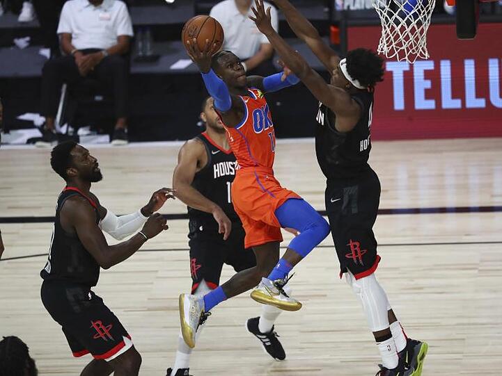 Kaum ein Durchkommen gab es für Dennis Schröder (M.) und sein Team Oklahoma City Thunder gegen die Houston Rockets.