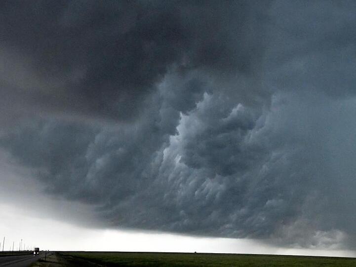 Der Himmel über Colorado verdunkelt sich. Kurz darauf zogen Tornados und schwere Gewitter über den US-Bundesstaat Colorado.