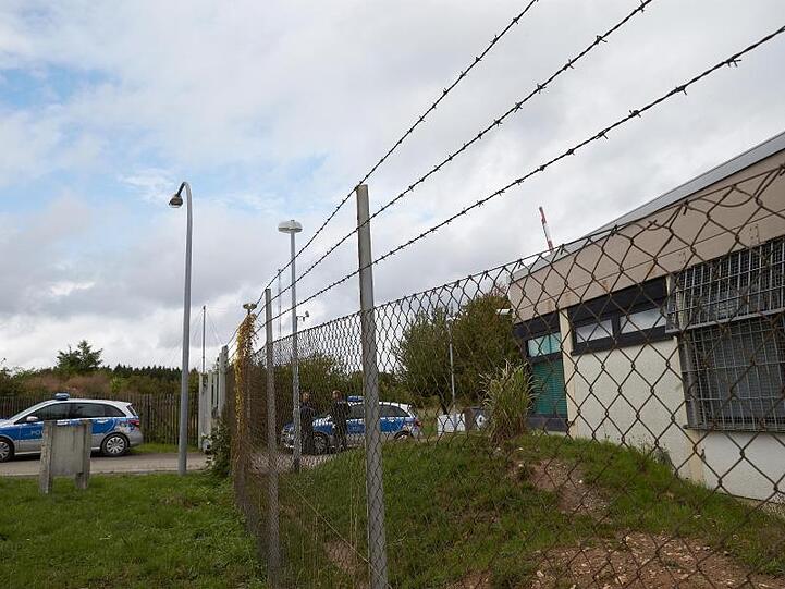 Polizisten sichern das Gelände eines ehemaligen Bundeswehr-Bunkers an der Mosel. Dort wurde ein Darknet-Zentrum betrieben.