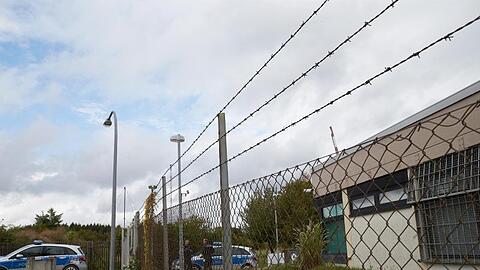 Polizisten sichern das Gelände eines ehemaligen Bundeswehr-Bunkers an der Mosel. Dort wurde ein Darknet-Zentrum betrieben.