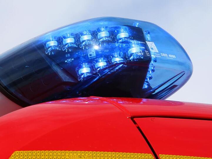 Ein Blaulicht leuchtet auf einem Einsatzwagen der Feuerwehr. Foto: picture alliance / Stephan Jansen/dpa/Archivbild