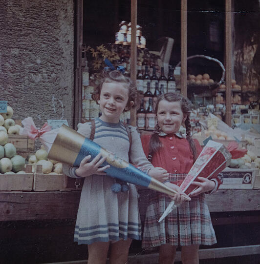 Zur Einschulung 1953 an der Amalienschule gab es für Christina (l.) von der Oma eine Schultüte aus einem kleinen Laden am Wedekindplatz.