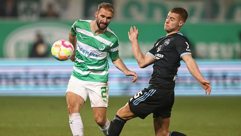 Der Fürther Simon Asta (l) kämpft mit dem Nürnberger Fabian Nürnberger um den Ball.