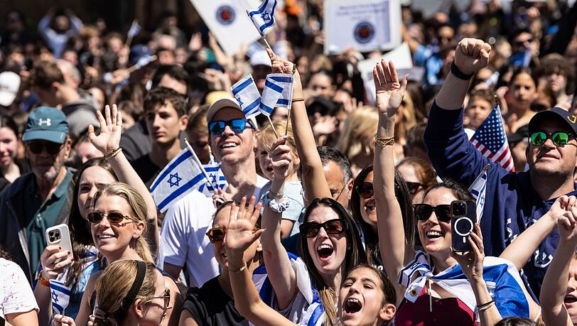 In Israel jubelten viele Menschen nach der Freilassung Edan Alexanders.