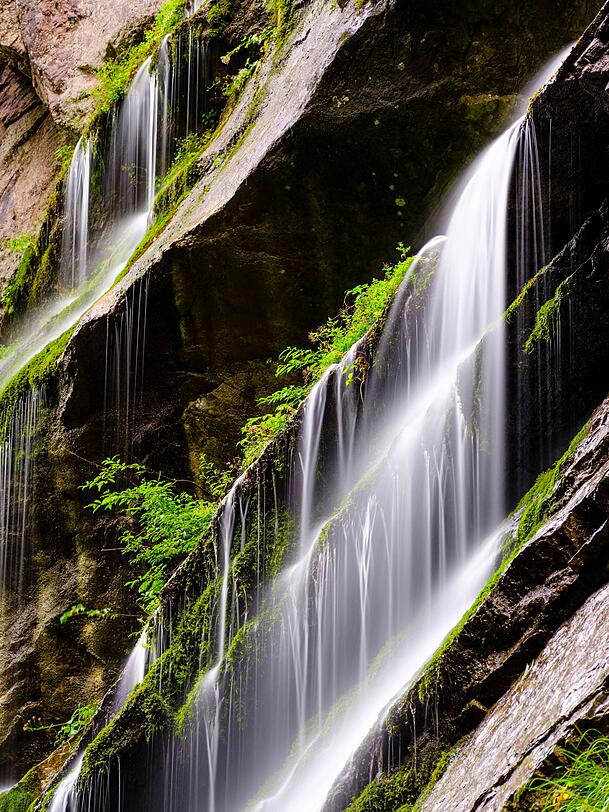 Wasser rauscht die Felsen in der Wimbachklamm hinunter. Wasser rauscht die Felsen in der Wimbachklamm hinunter.