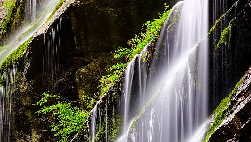 Wasser rauscht die Felsen in der Wimbachklamm hinunter. Wasser rauscht die Felsen in der Wimbachklamm hinunter.