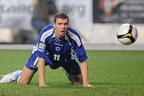 Der beste Torjäger aus der abgelaufenen Bundesliga-Saison, der am Donnerstag mit Bosnien-Herzegowina gegen Deutschland antritt. Gerne wäre Edin Dzeko weg aus Wolfsburg, nun muss er bleiben.