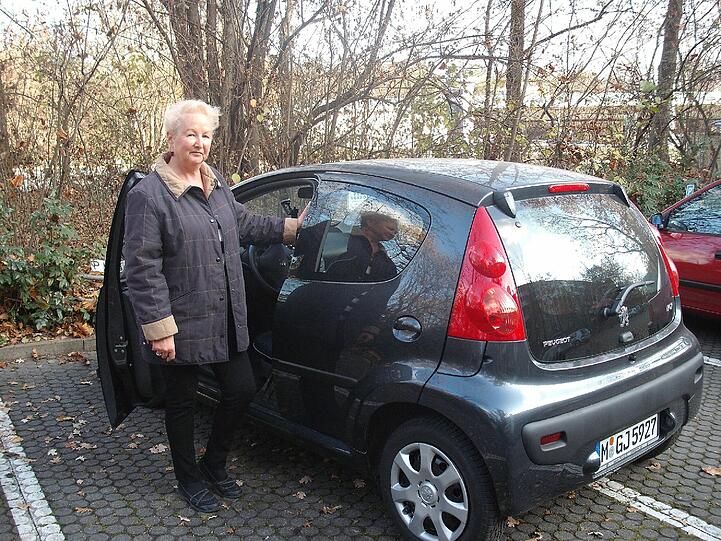Hannelore Köpferl vor ihrem Auto, aus dem die Diebe die Weihnachtsgeschenke für die Kinder aus Aubing gestohlen haben.