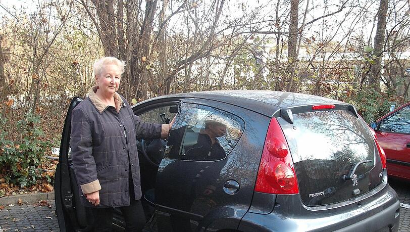 Hannelore Köpferl vor ihrem Auto, aus dem die Diebe die Weihnachtsgeschenke für die Kinder aus Aubing gestohlen haben. Hannelore Köpferl vor ihrem Auto, aus dem die Diebe die Weihnachtsgeschenke für die Kinder aus Aubing gestohlen haben.
