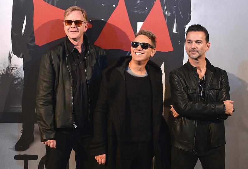 31- Jahre zusammen und immer noch hochexplosiv. Die Band Depeche Mode, die mit ihrem Synthie-Pop die Musik nachhaltig geprägt haben, kommt im Juni nach München. Die Bilder von vergangenen Konzerten und Aktionen.