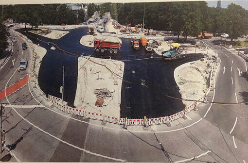 Wintrichring: Es läuft rund. Die Lieblings-Baustelle von Baustellen-Koordinator Bartl: Das Baureferat baut an der Allacher Straße/Ecke Wintrichring die komplette Kreuzung um &mdash; eigentlich ein Garant für den Verkehrskollaps. Doch ein Mitarbeiter des Baureferates kam auf die Idee, einen provisorischen Kreisverkehr um die Bagger zu bauen. &bdquo;Genial&ldquo;, findet das Koordinator Bartl.
Der Kreisverkehr ist zweispurig und wird durch Ampeln geregelt. Ende Oktober soll die neue Kreuzung dann fertig sein.