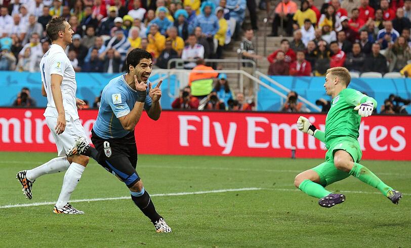 Luis Suarez schießt Uruguay zum 2:1 Sieg. Hier freut er sich über seinen ersten Treffer.