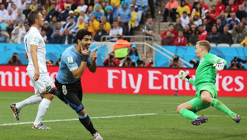 Luis Suarez schießt Uruguay zum 2:1 Sieg. Hier freut er sich über seinen ersten Treffer. Luis Suarez schießt Uruguay zum 2:1 Sieg. Hier freut er sich über seinen ersten Treffer.