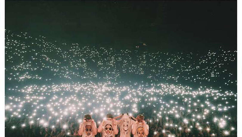 Cro (2. v. r.) und seine Band posieren vor einem leuchtenden Publikum in der Olympiahalle in München Cro (2. v. r.) und seine Band posieren vor einem leuchtenden Publikum in der Olympiahalle in München