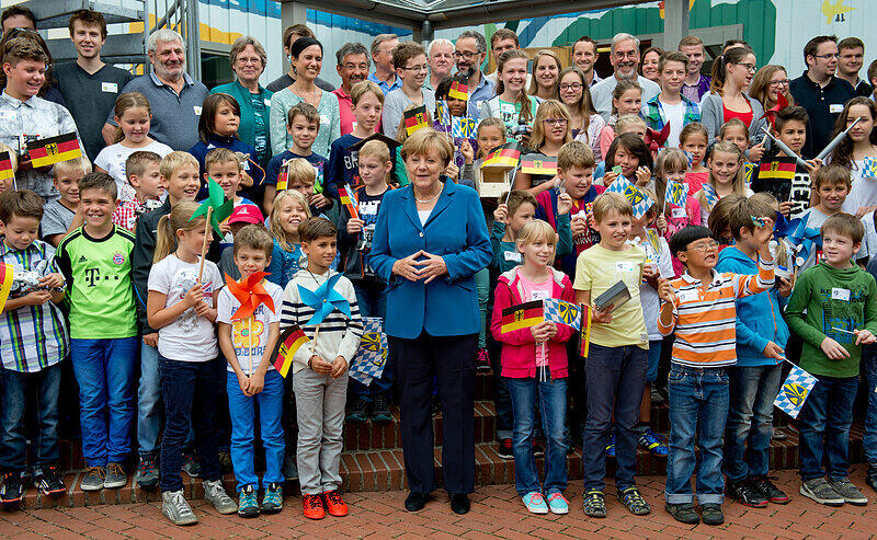 Hoher Buch in Niederbayern: Kanzlerin Angela Merkel besuchte am Freitag ein sogenanntes "MINT"-Projekt in der Grund- und Mittelschule in Buch am Erlbach. Die Bilder vom Merkel-Besuch.