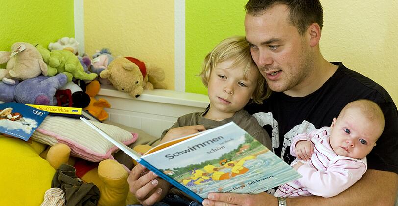 Auch der Papa muss ran. Junge Menschen setzen gerade bei der Kindererziehung auf Gleichberechtigung.