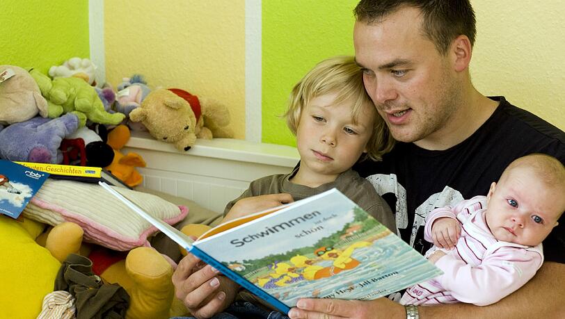 Auch der Papa muss ran. Junge Menschen setzen gerade bei der Kindererziehung auf Gleichberechtigung. Auch der Papa muss ran. Junge Menschen setzen gerade bei der Kindererziehung auf Gleichberechtigung.
