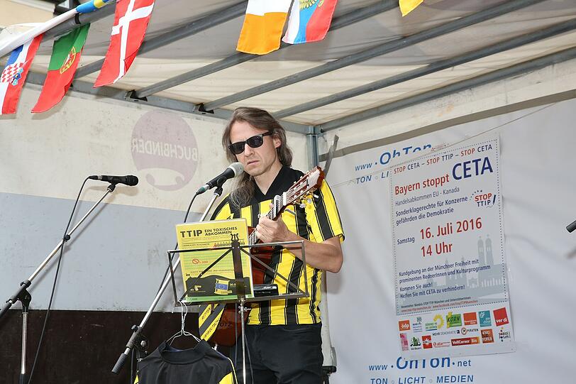 Friedliche Demo an der Münchner Freiheit gegen das Freihandelabkommen Ceta.