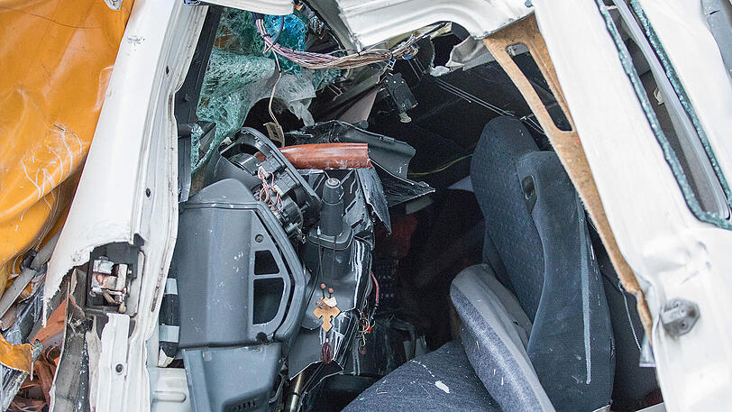 Die A9 ist ein einziges Schlachtfeld: Unzählige Bierdosen liegen nach dem Unfall auf der Fahrbahn verteilt. Beide Lkw-Fahrer kamen mit schwersten Verletzungen ins Krankenhaus.