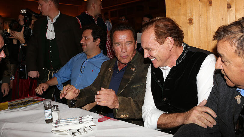 Erst eine kühle Maß, danach Dirigieren auf der Bühne: Die Bilder vom Schwarzenegger-Besuch im Schützen-Festzelt.