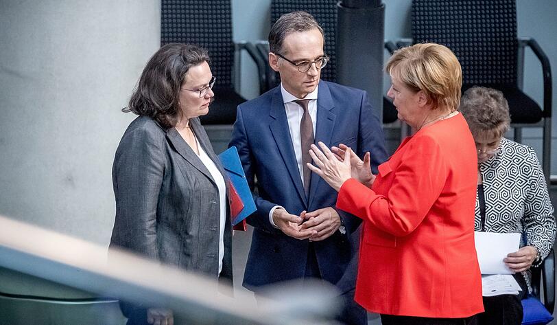 Angela Merkel (CDU) spricht mit Heiko Maas und Andrea Nahles (beide SPD).