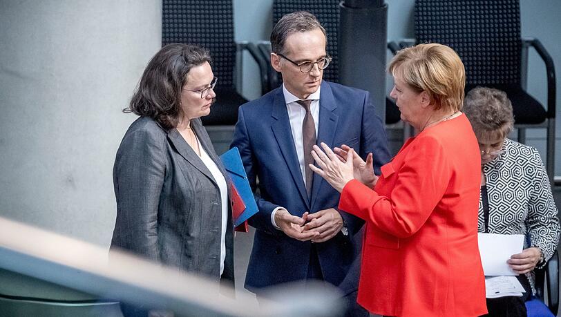 Angela Merkel (CDU) spricht mit Heiko Maas und Andrea Nahles (beide SPD). Angela Merkel (CDU) spricht mit Heiko Maas und Andrea Nahles (beide SPD).