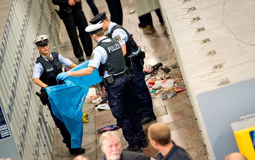 Zweieinhalb Stunden war der Hauptbahnhof wegen eines verdächtigen Gepäckstücks gesperrt. Um 13.50 Uhr kam Entwarnung. Der Koffer sei ungefährlich. Die Bilder vom Polizeieinsatz.