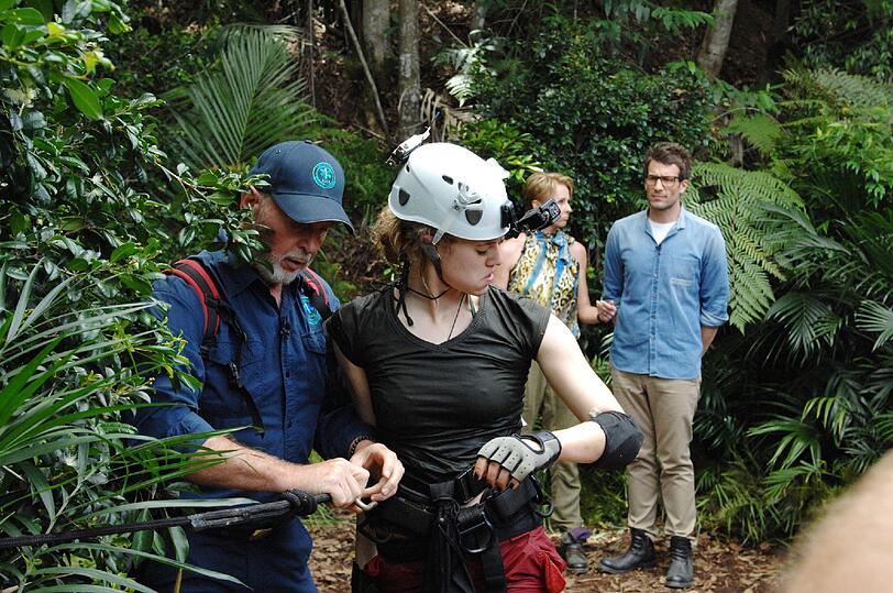 Larissa Marolt hätte in einer Höhle bis zu elf Sterne finden können. Nach vier gefundenen Sternen macht sie sich jedoch wieder auf den Weg an die Oberfläche, wo Moderatorin Sonja Zietlow, Moderator Daniel Hartwich und Dr. Bob (l.) sie bereits erwarten.