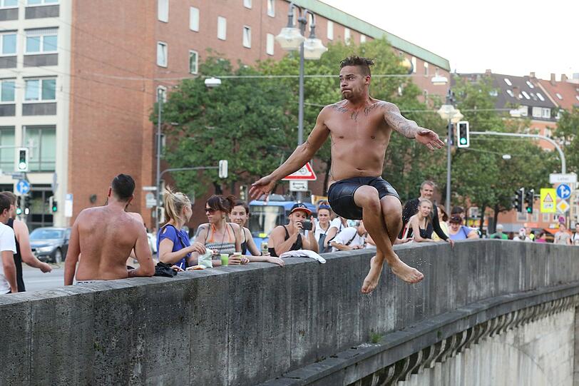 Wenn&rsquo;s warm ist
in der Stadt, wird
die Ludwigsbrücke
zum Treffpunkt für besonders Mutige