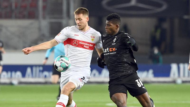 Stuttgarts Waldemar Anton (l) im Zweikampf mit Mönchengladbachs Breel Embolo.