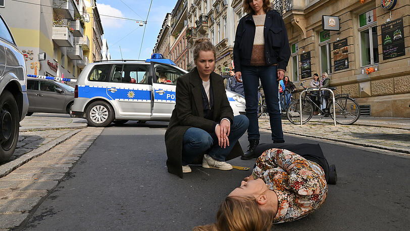 Anna Schneider (Milena Tscharntke) ist auf offener Straße tot zusammengebrochen, daneben Leo Winkler (Cornelia Gröschel, li.) und Karin Gorniak (Karin Hanczewski).