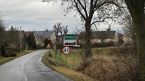 Das polnische Dorf Rozyna war bis 1945 das schlesische Dorf Rosenthal. Hier lebten die Vorfahren von Christiane Hoffmann seit Jahrhunderten.